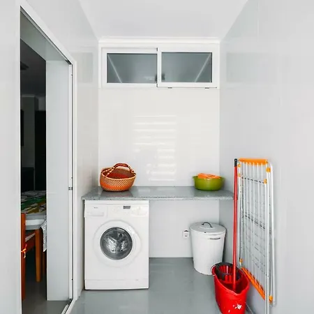 Fantastic Seaside Family With Pool Parede