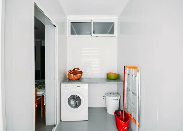 Fantastic Seaside Family With Pool Parede