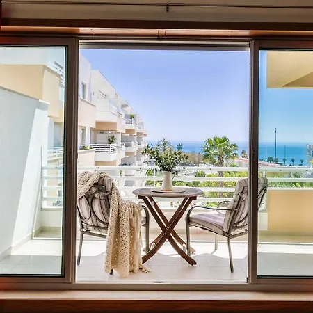 Апартаменты Fantastic Seaside Family With Pool Пареде